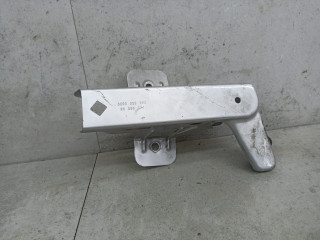 крепление ( кронштейн ) крыла Renault Trafic 2 поколение [рестайлинг] 2011, 8200523290, 93856374