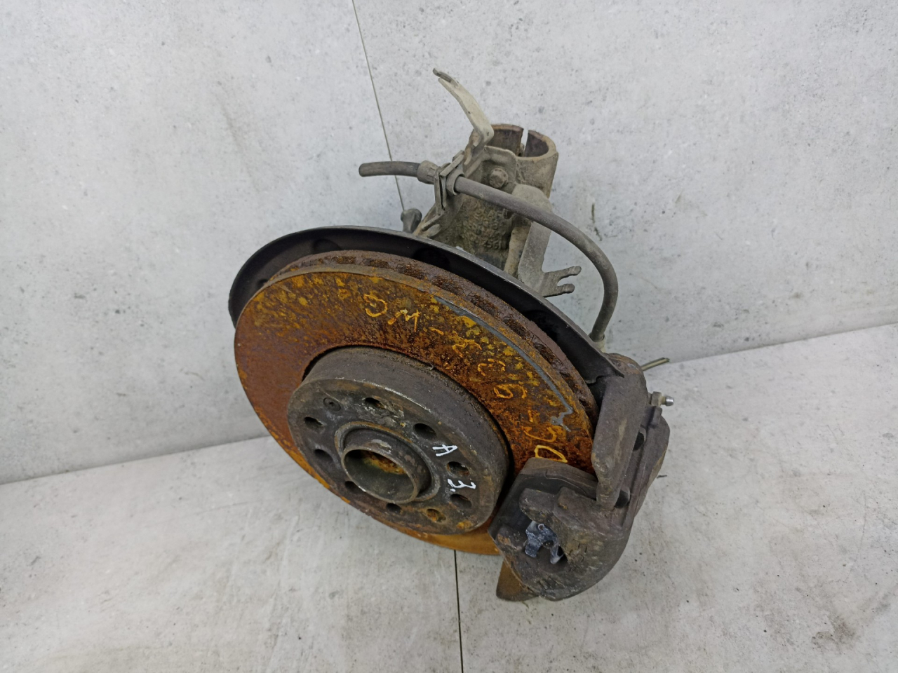 кулак поворотный правый Audi A3 8V 2016, 5Q0407256N - фото №1