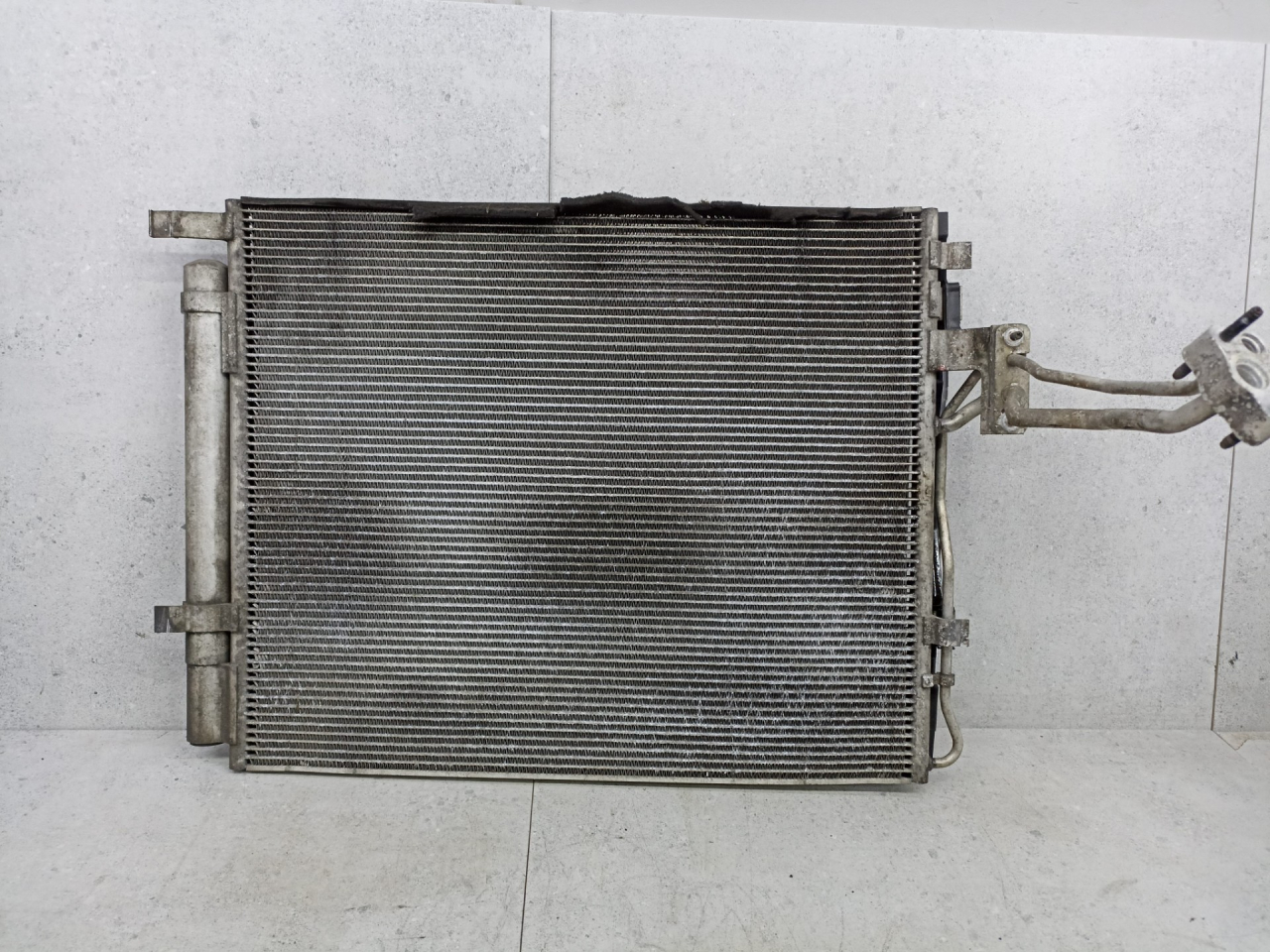 радиатор кондиционера Kia Sorento 2 поколение 2010, 2.2 л., D4HB, дизель, 976061U100 - фото №1