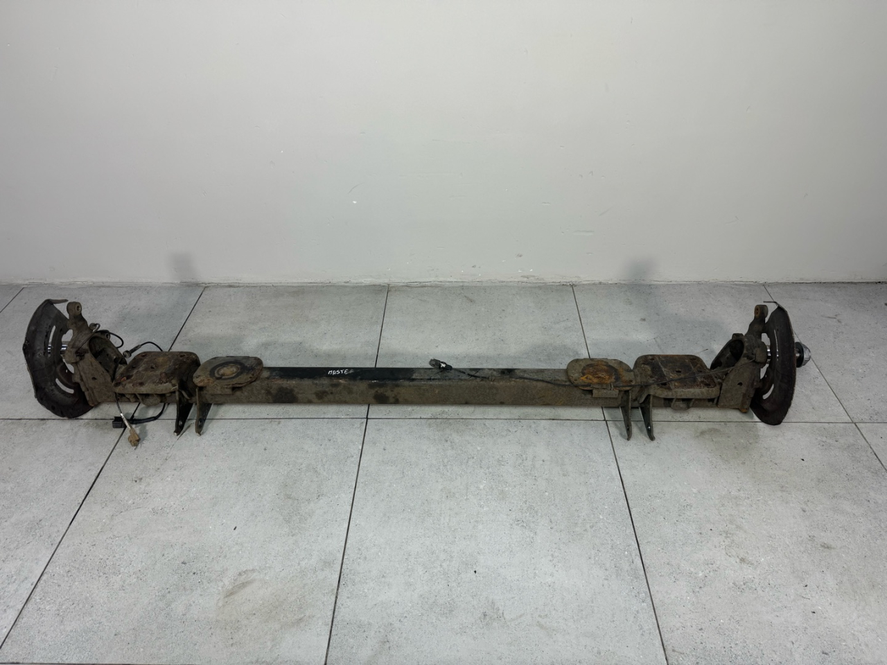 балка подвески задняя Renault Master 3 поколение 2013, 2.3 л., M9T 896, дизель, 555113728R - фото №1