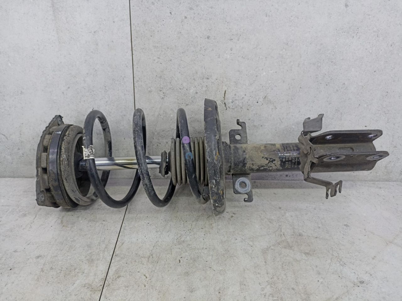 стойка передняя Renault Megane 3 поколение 2012, 543020008R - фото №1