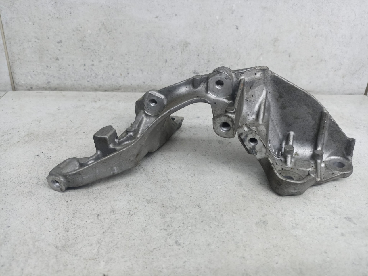 кронштейн клапана EGR Nissan X-Trail T32 2016, 147174072R - фото №1