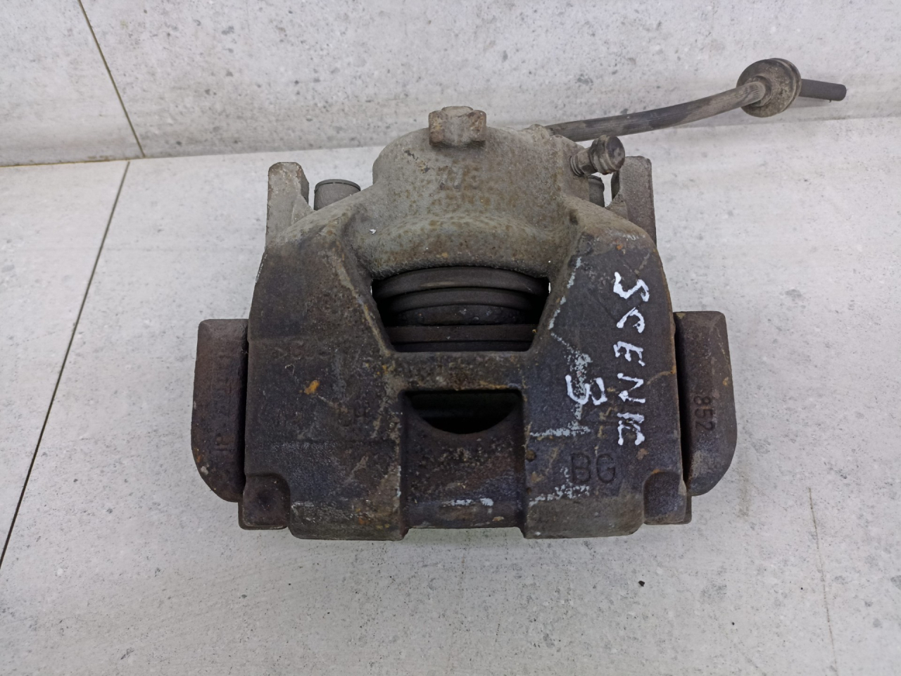 суппорт передний левый Renault Scenic 3 поколение 2012, 410111495R - фото №1