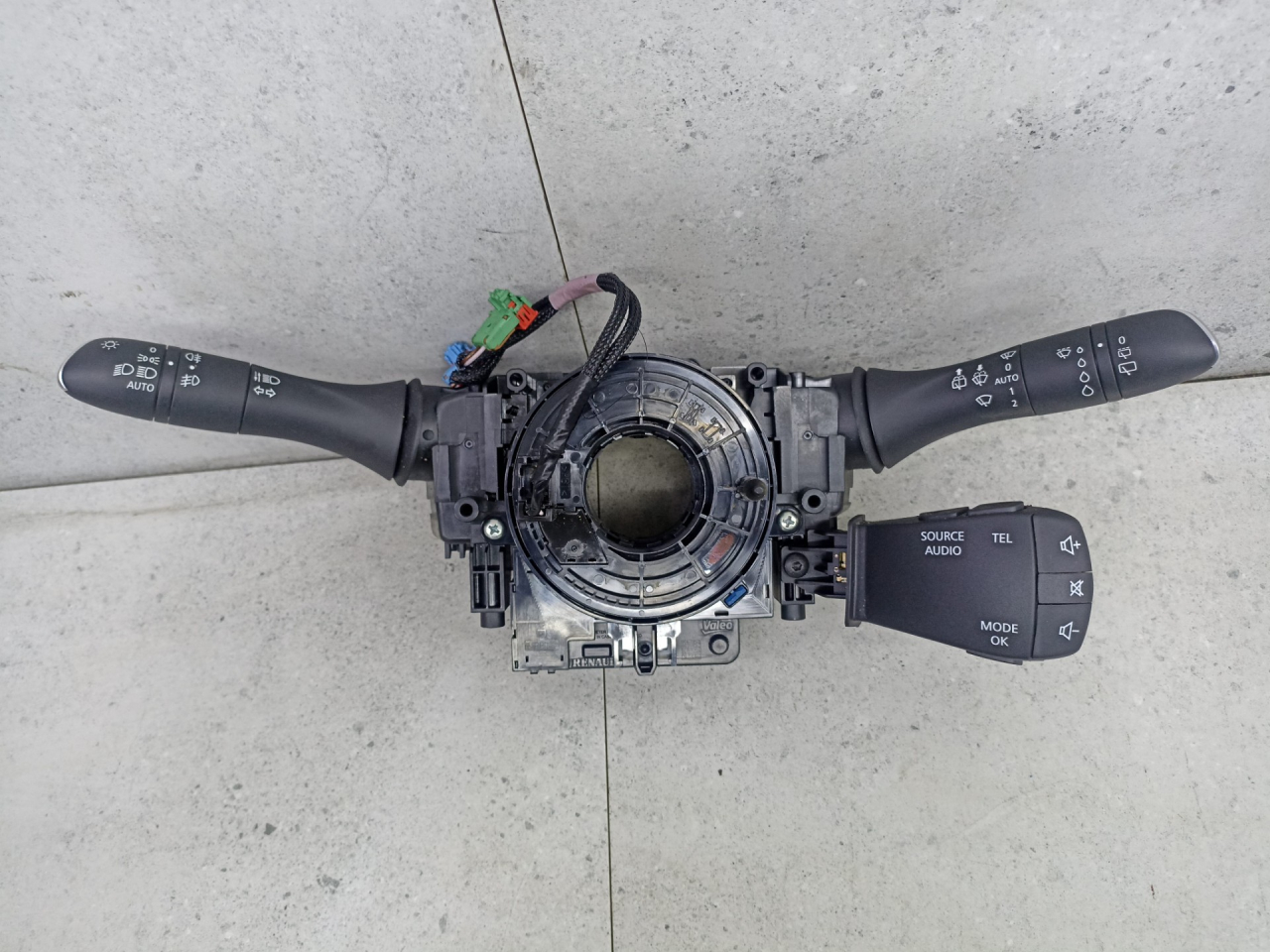 переключатель подрулевой (стрекоза) Renault Kadjar 1 поколение 2016, 255545857R - фото №1