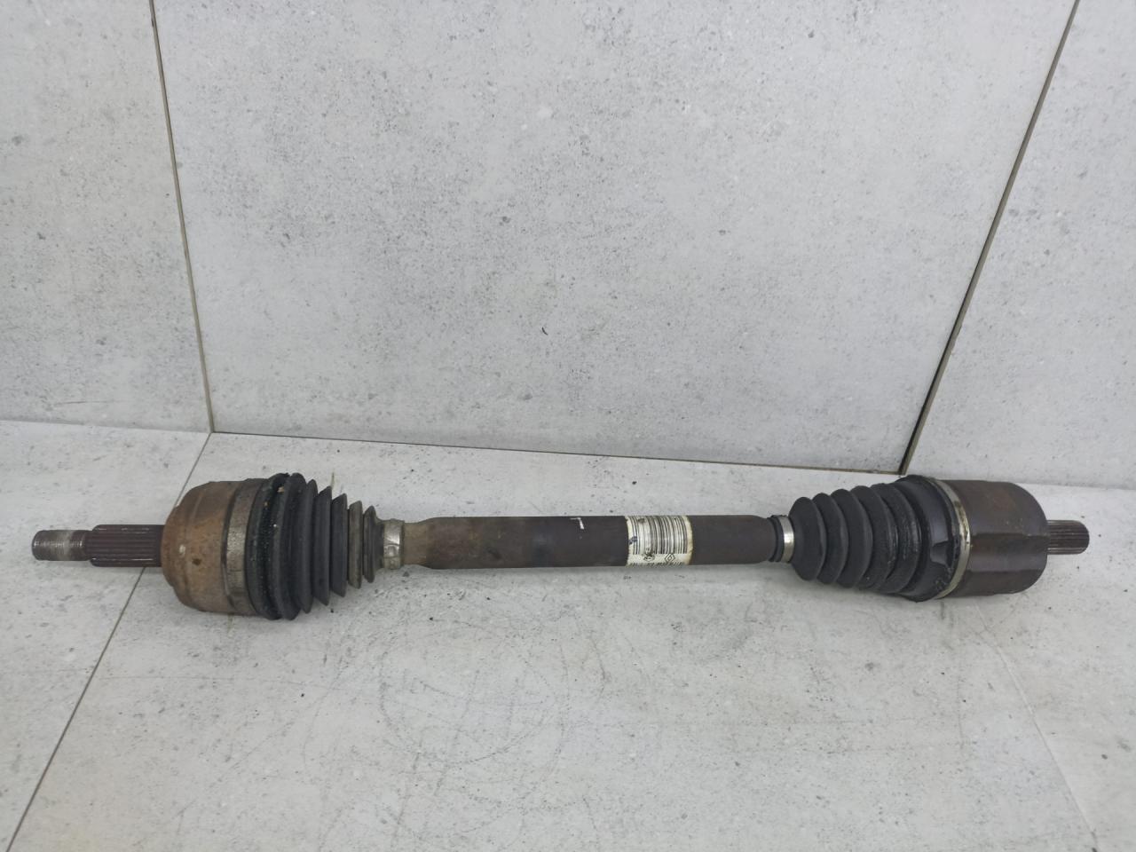 полуось передняя левая (приводной вал, ШРУС) Renault Duster 1 поколение 2014, 391016521R - фото №1