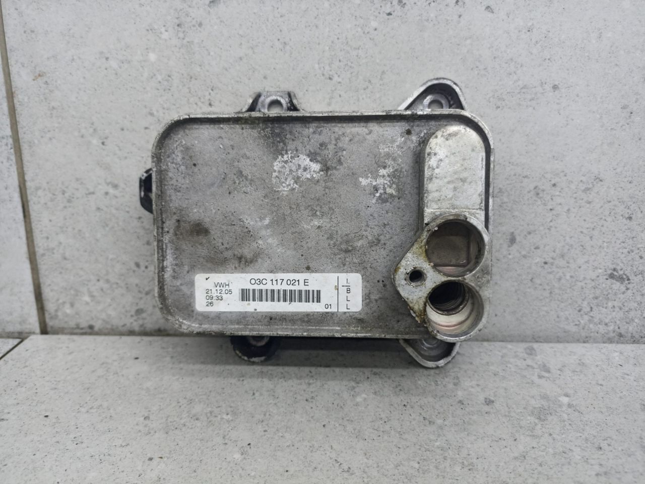 теплообменник масляного фильтра Volkswagen Golf 5 поколение 2009, 1.4 л., BLG, бензин, 03C117021E - фото №1