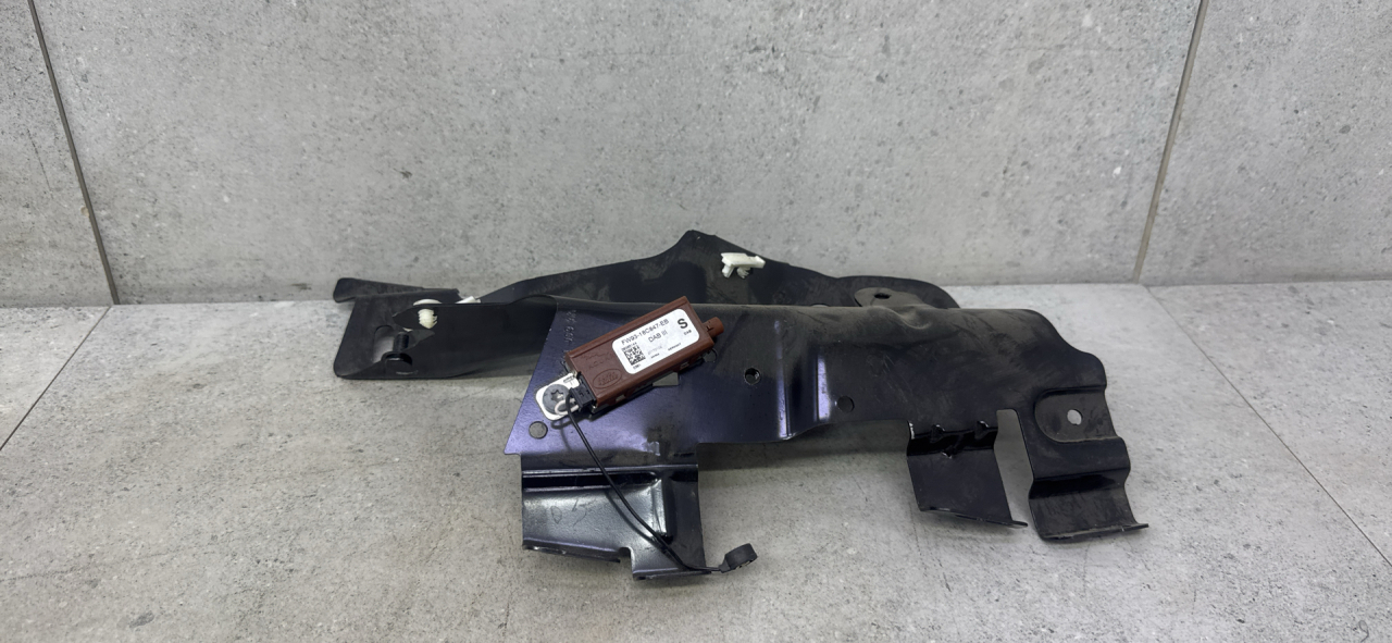 усилитель антенны Jaguar F-Pace 1 поколение (2016 - 2026), FW93-18C847-EB - фото №1