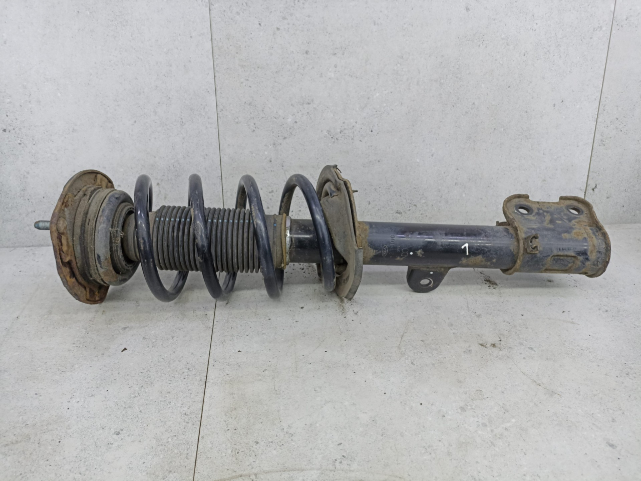 амортизатор передний левый Kia Sorento 2 поколение 2010, 2.2 л., D4HB, дизель, 546502P100 - фото №1