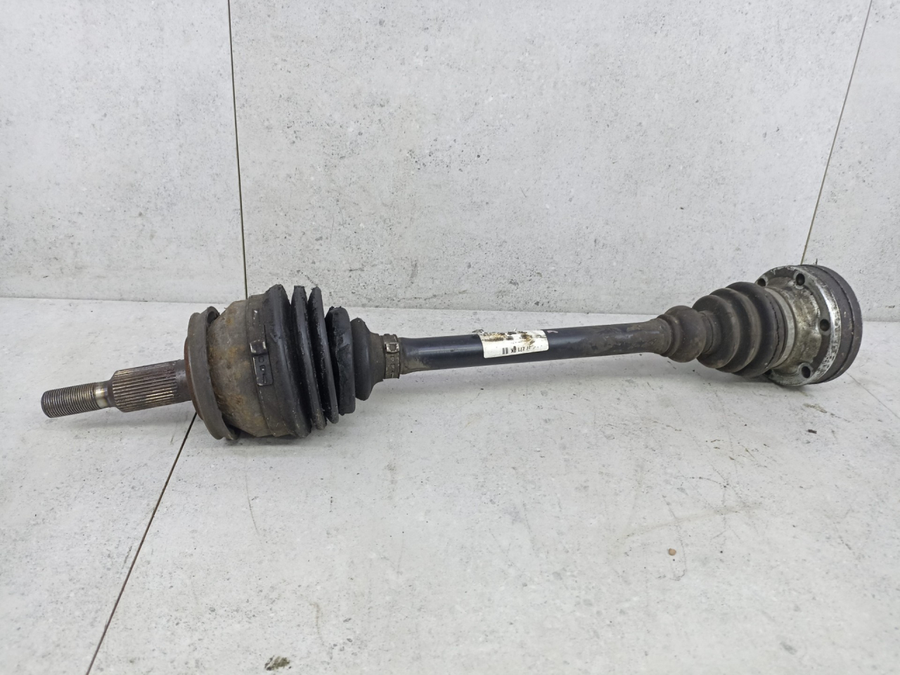 полуось передняя левая (приводной вал, ШРУС) SEAT Leon 2 поколение 2009, 1K0407271AK - фото №1