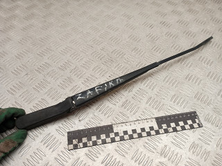 щеткодержатель (поводок стеклоочистителя, дворник) Opel Zafira 1 поколение (A) [рестайлинг] 2003, 90582557