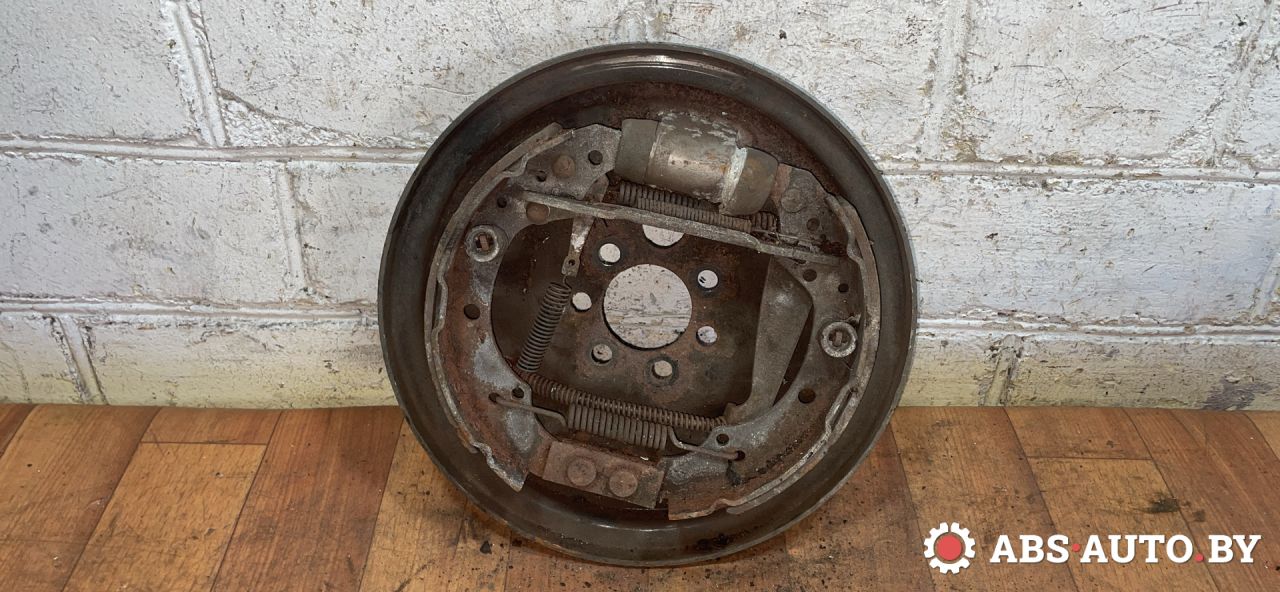 защитный кожух тормозного механизма Volkswagen Golf 3 поколение 1995 - фото №1