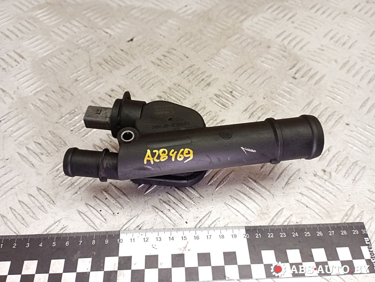 фланец (тройник) системы охлаждения Volkswagen Passat B6 2007, 2.0 л., дизель, АКПП, универсал, 038121132G, V100759 - фото №1