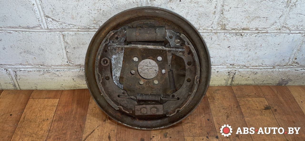 защитный кожух тормозного механизма Volkswagen Golf 3 поколение 1995 - фото №1