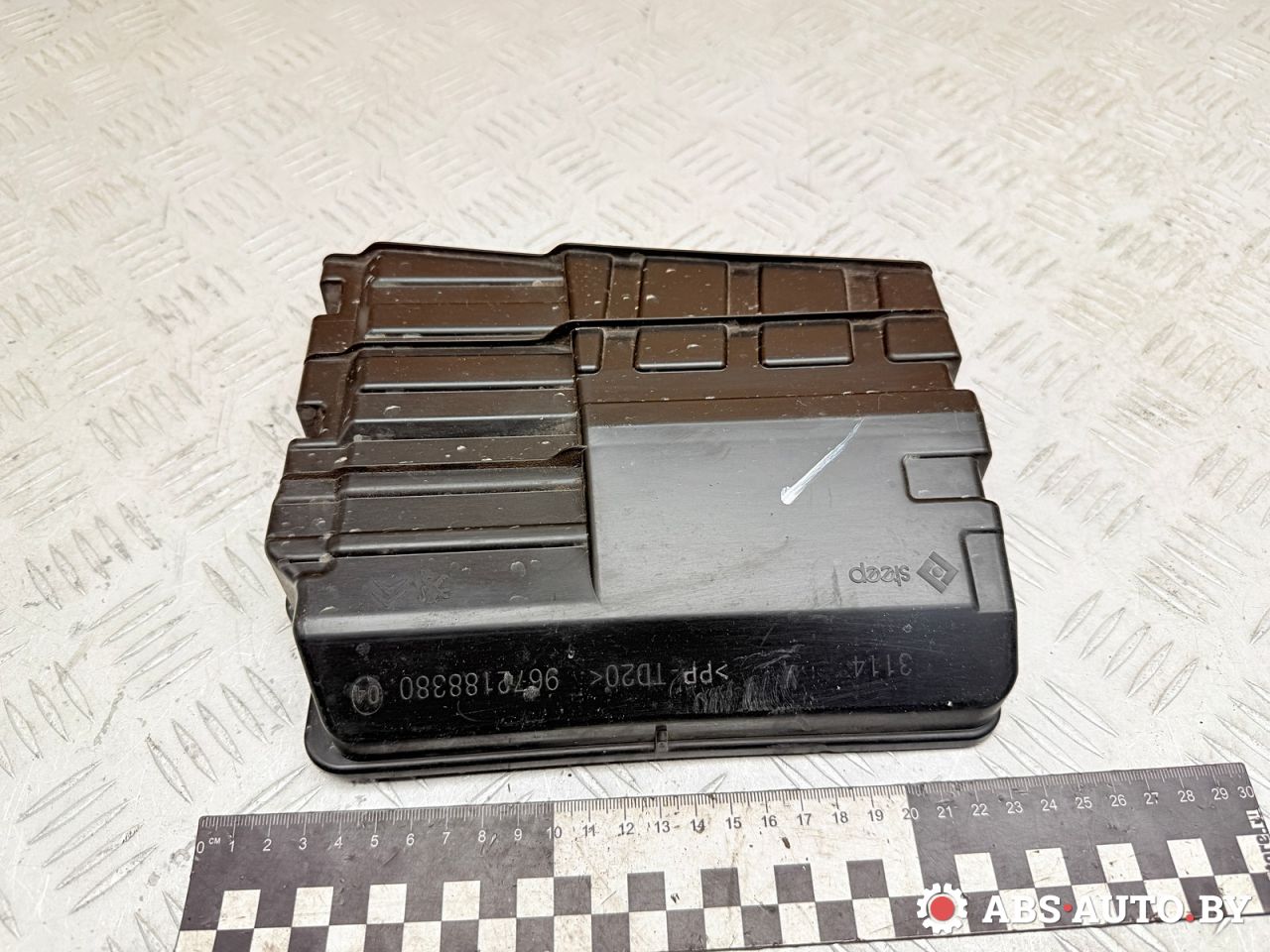 крышка блока предохранителей Peugeot 3008 1 поколение 2012, 1.6 л., 9HR (DV6C), дизель, робот, 9672188380 - фото №1