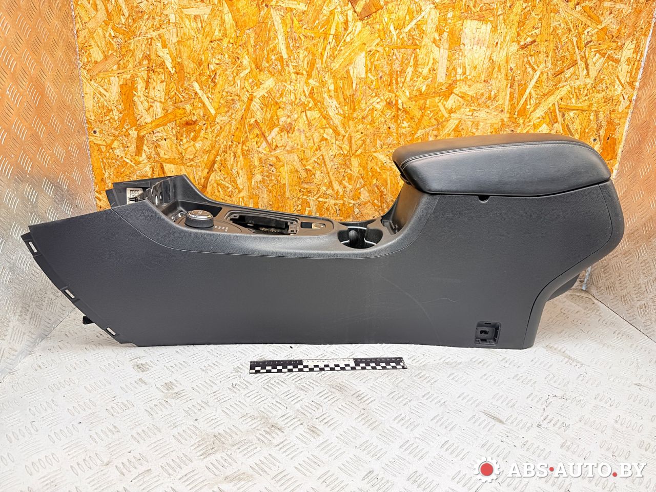 консоль салона Jeep Cherokee 5 поколение 2016, 2.0 л., EBT, дизель, АКПП, внедорожник 5 дв., 1UJ551X9AE, 1UJ60DX9AD, 68139536AC - фото №1