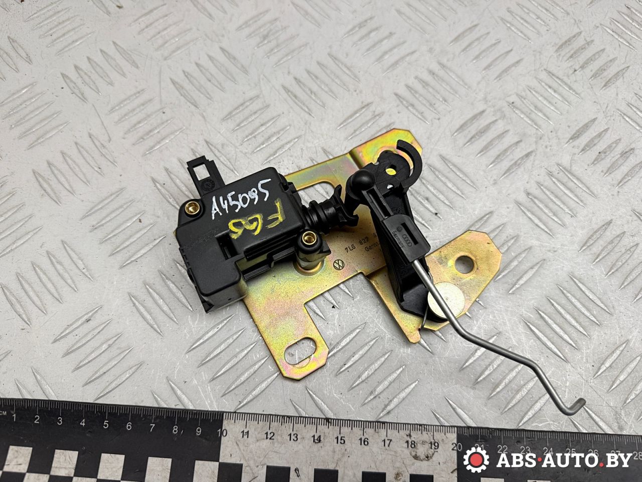 активатор замка багажника Volkswagen Touareg 1 поколение 2006, 3.0 л., BKS, дизель, АКПП, внедорожник 5 дв., полный привод, 7L6827425 - фото №1