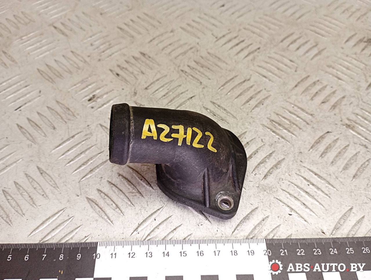 фланец (тройник) системы охлаждения Volkswagen Golf 3 поколение 1995, 1.4 л., бензин, 030121121B - фото №1