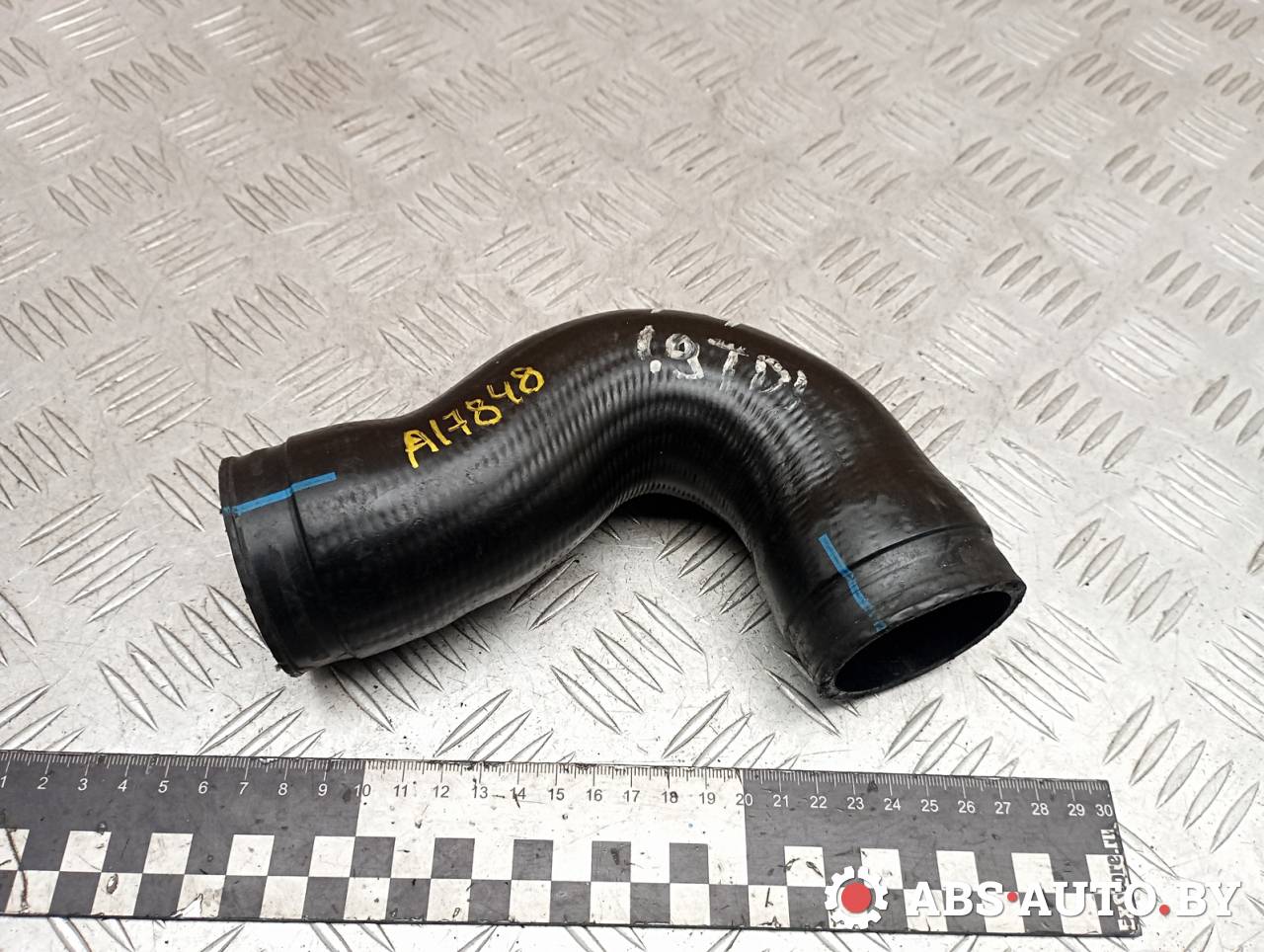 патрубок интеркулера Volkswagen Golf 4 поколение 2000, 1.9 л., дизель, 1J0145838E - фото №1