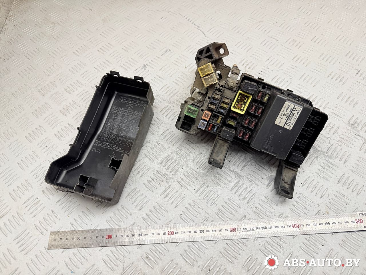 блок предохранителей Mitsubishi Pajero 3 поколение 2002, 3.2 л., дизель, МКПП, внедорожник 3 дв., полный привод, MR583210 - фото №1