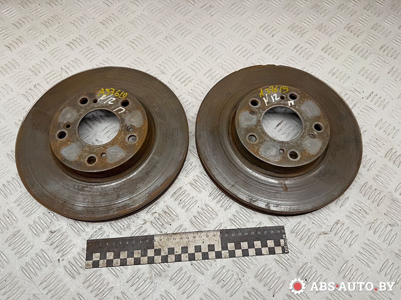 диск тормозной передний Honda Civic 8 поколение 2008, 2.2 л., N22A2, дизель, МКПП, хетчбэк 5 дв., правый руль, 45251SMGE31, 45251S7AB10, 45251S7AE10, 45251S7AE11, 45251SJHE10, 45251SMGE30, 45251SMGG10, 45251SMGG11, 45251SNLT60, 45251TR0E00 - фото №1