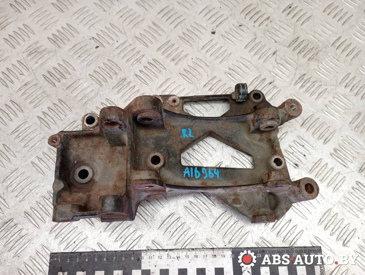 кронштейн генератора Peugeot 407 1 поколение 2006, 2.0 л., RFN (EW10J4), бензин, универсал, 3309, 5706F2 - фото №1