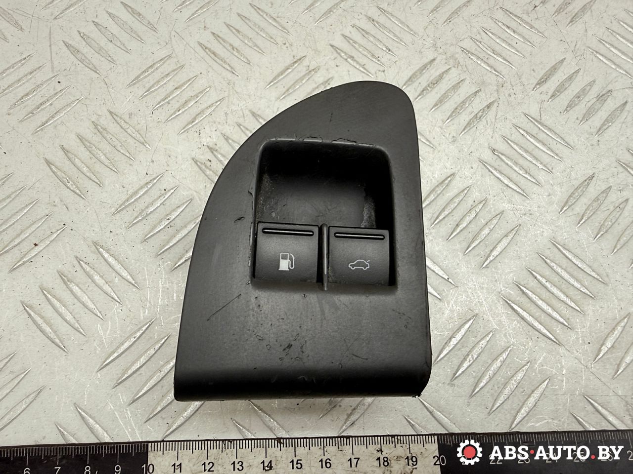 кнопка открытия лючка топливного бака Volkswagen Touareg 1 поколение 2006, 3.0 л., BKS, дизель, АКПП, внедорожник 5 дв., полный привод, 7L6959903, 7L6867375C - фото №1