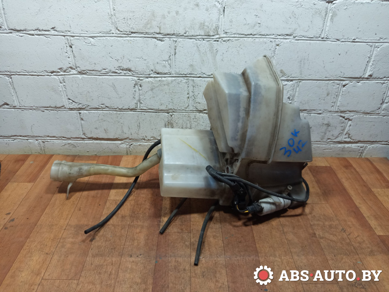 бачок омывателя Volvo XC90 1 поколение 2005, 2.4 л., D 5244 T, дизель, МКПП, внедорожник 5 дв., полный привод, правый руль, 8659490, 8648191 - фото №1