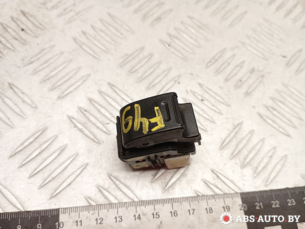 кнопка стеклоподъемника двери Toyota RAV4 2 поколение (XA20) 2003, 2.0 л., 1CD-FTV, дизель, МКПП, внедорожник 5 дв. - фото №1