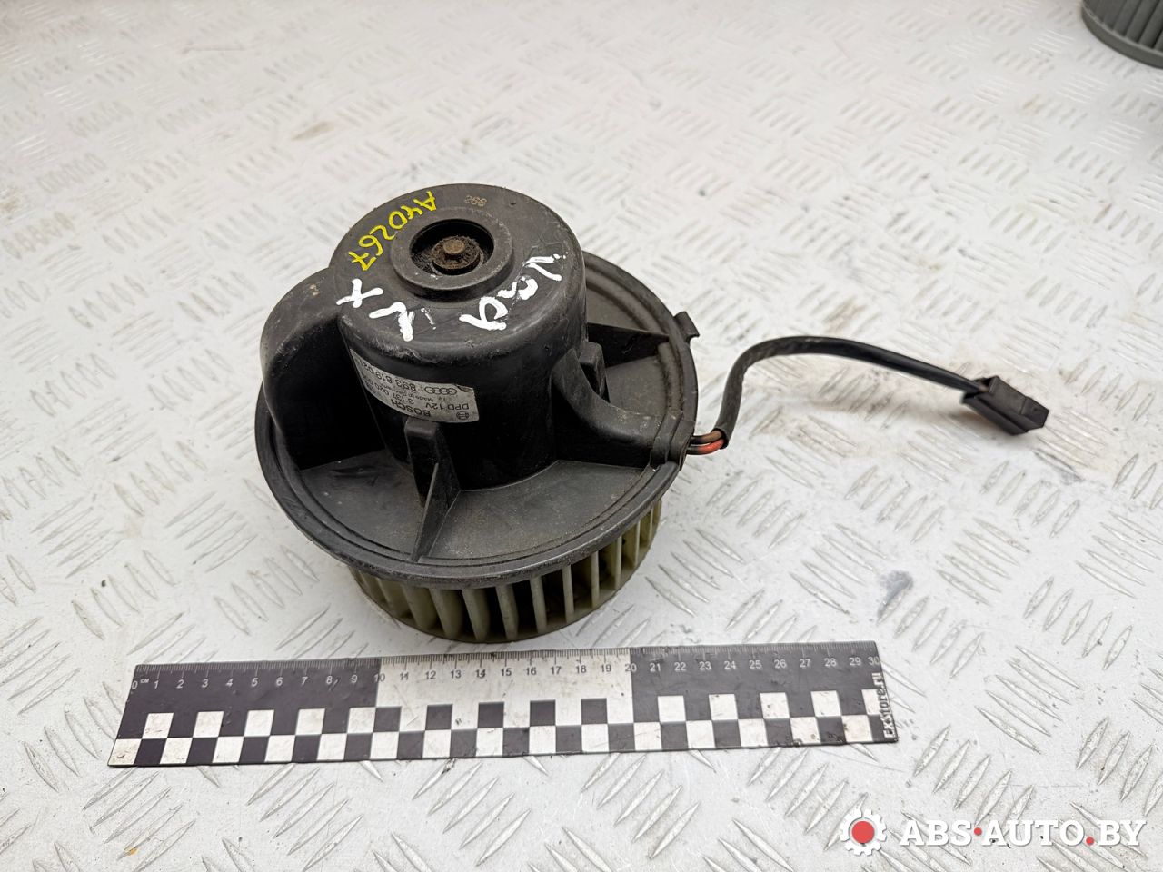 моторчик печки Volkswagen Golf 3 поколение 1994, 1.8 л., бензин, 3137020009, 160520, 8EW009100311, MZZ0433GS, MZZ0433PM, MZZ0433WB, MZZ0433YD, LG73A3083759, 893819015A, 893819015B, 893819021, 893819021A, 894819021, 8D1819021, 884520, 7733008045V - фото №1