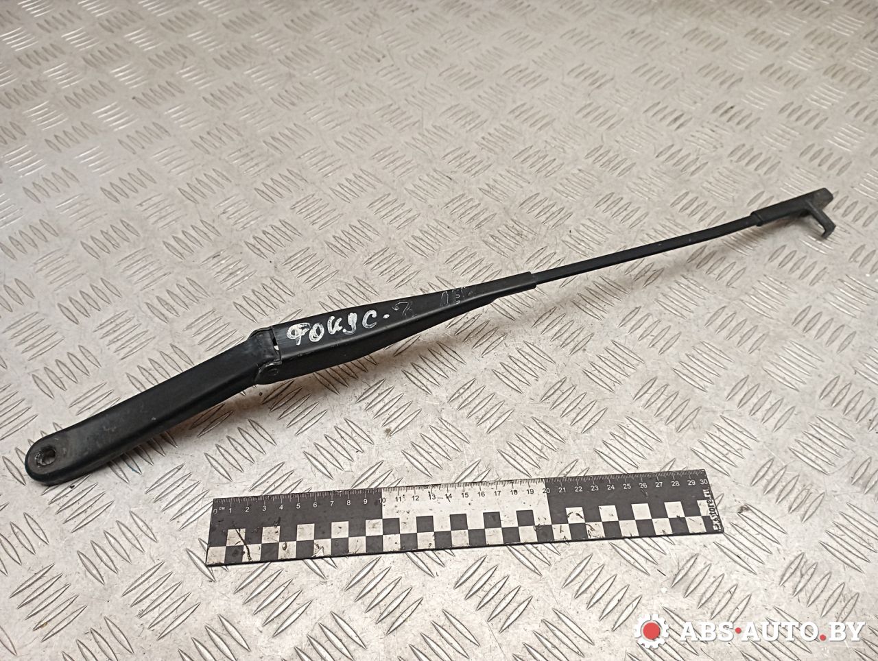 щеткодержатель (поводок стеклоочистителя, дворник) Ford Focus 2 поколение 2005, 4M5117526AB - фото №1