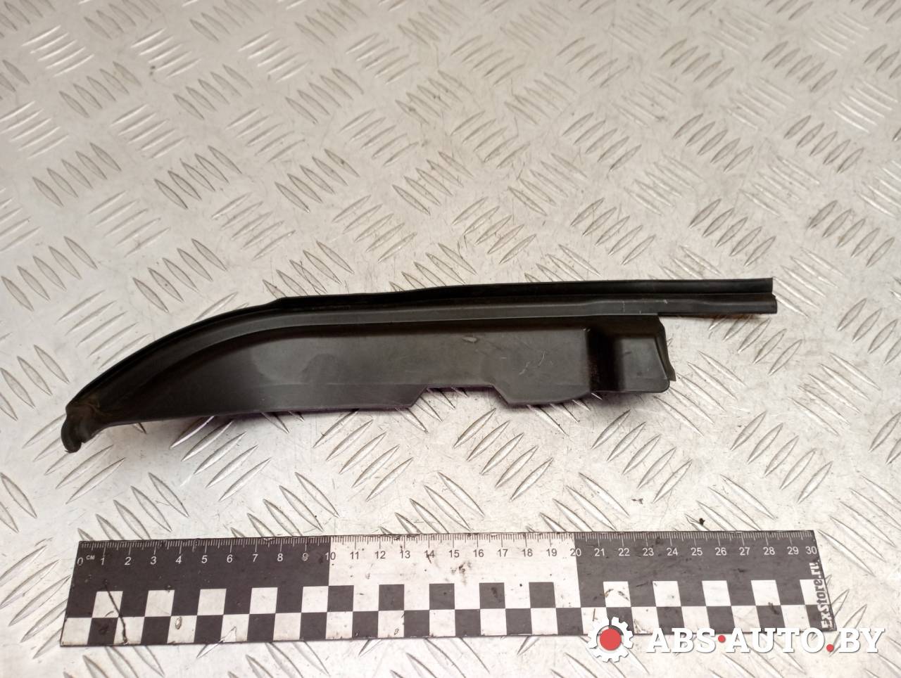 ус под фонарь правый Peugeot 5008 1 поколение 2011, 1.6 л., дизель, МКПП, передний привод, 9685603480 - фото №1