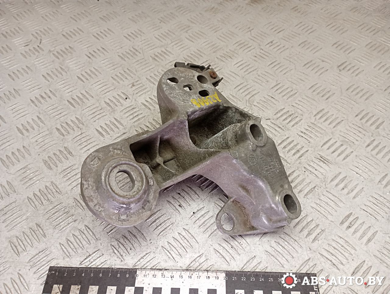 кронштейн двигателя Volkswagen Passat B5 1998, 1.8 л., бензин, 8E0199352F - фото №1