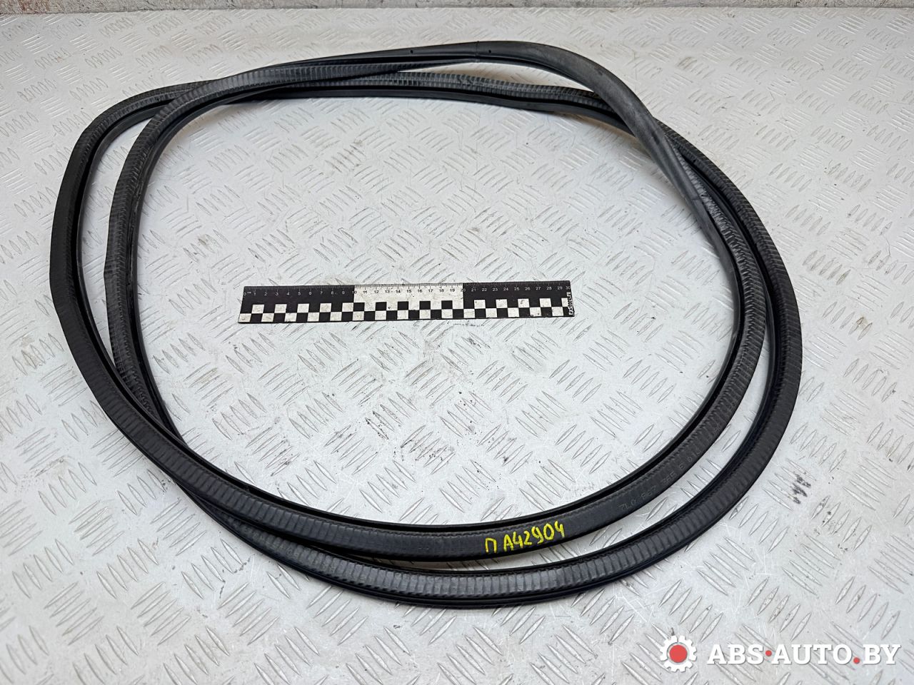 уплотнитель двери Volkswagen Touareg 1 поколение 2006, 3.0 л., BKS, дизель, АКПП, внедорожник 5 дв., полный привод, 7L0867365E - фото №1