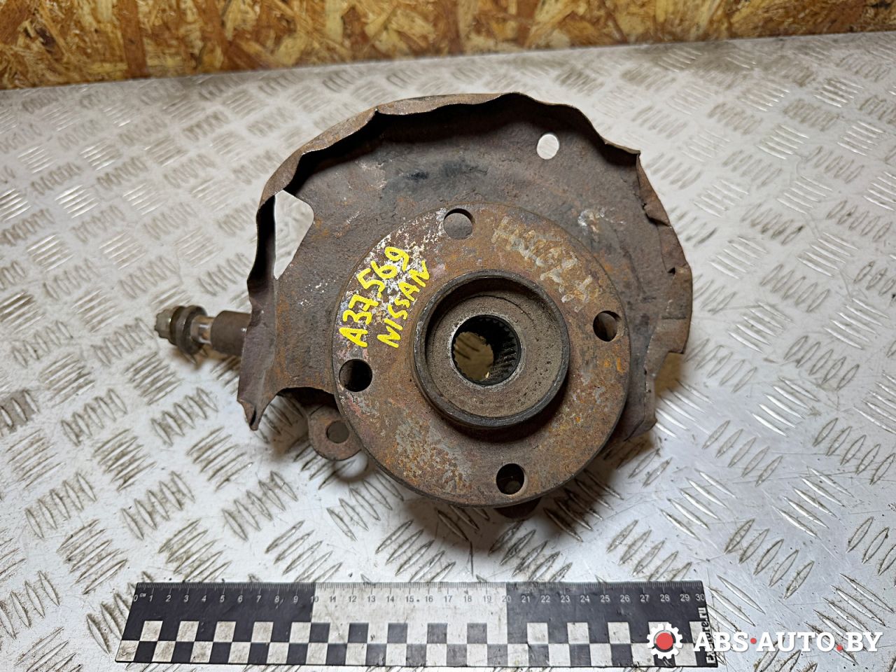 ступица передняя левая Nissan Primera P10 1994, 2.0 л., бензин - фото №1