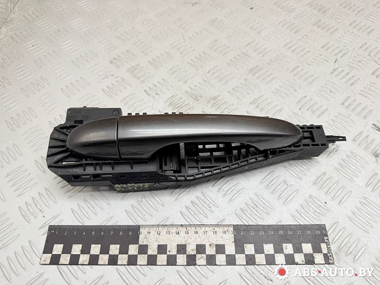 ручка наружная задняя левая Jeep Cherokee 5 поколение 2016, 2.0 л., EBT, дизель, АКПП, внедорожник 5 дв., P68082689AD, 68082689AD, 68084837, 68082687, 68082689 - фото №1