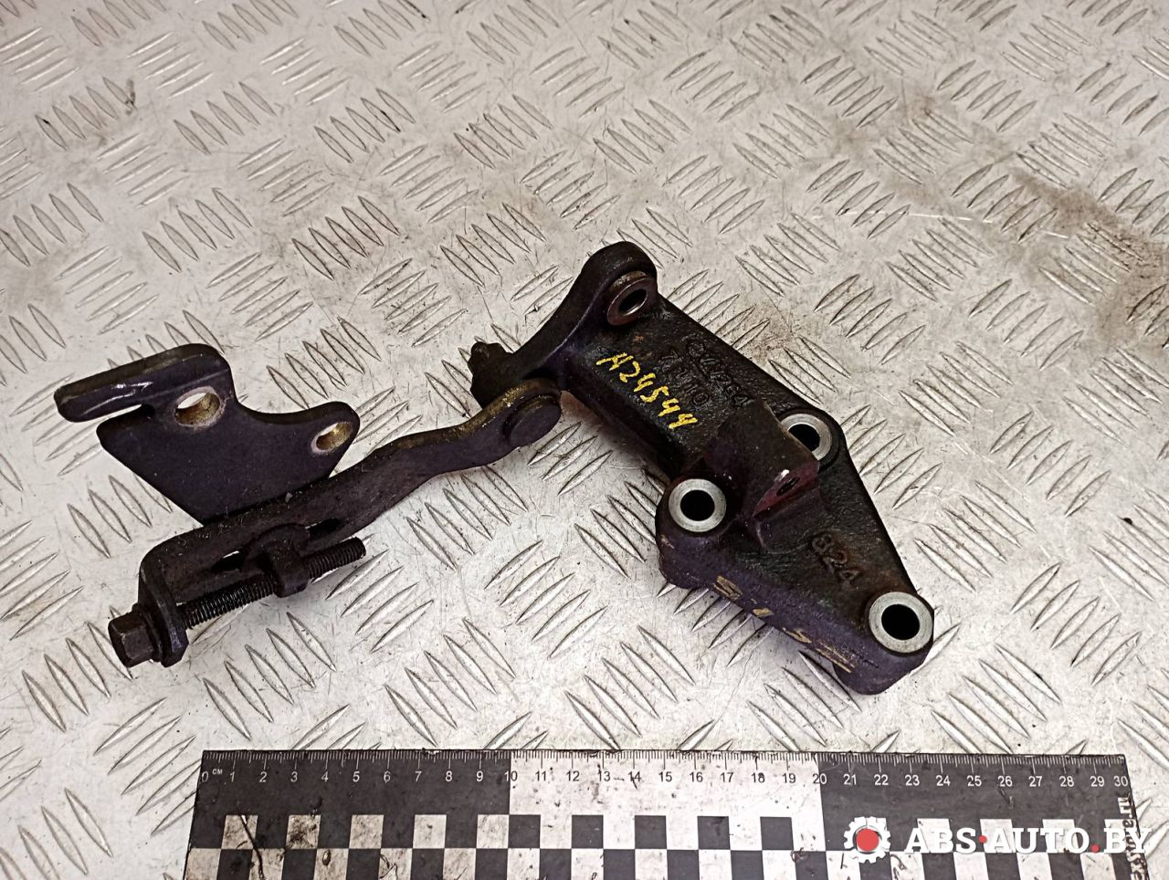 кронштейн генератора Mazda 323 5 поколение 1995, 1.5 л., бензин, 7110, 824 - фото №1
