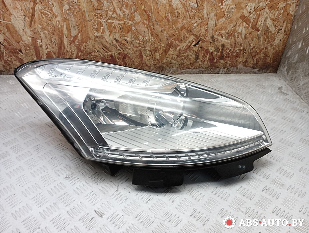 фара правая Citroen C4 Picasso 1 поколение 2011, 1.6 л., 9HR (DV6C), дизель, МКПП, правый руль, 16298200 - фото №1