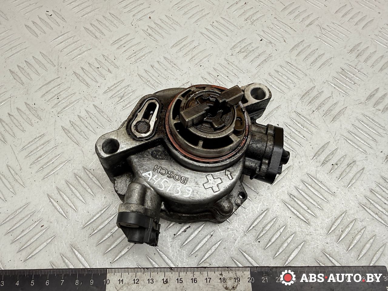 насос вакуумный Peugeot 3008 1 поколение 2012, 1.6 л., 9HR (DV6C), дизель, робот, 9804021880, 9684786780, 456584, 3642543, 1692776, 1785236, FM5Q2A451AA, 04830GMC, 31330213, 31375462, AV6Q2A451AA - фото №1