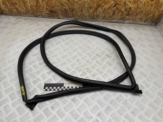 уплотнитель подкапотного пространства Volkswagen Touareg 1 поколение 2006, 2.5 л., BAC, дизель, МКПП, внедорожник 5 дв., 7L6823707C