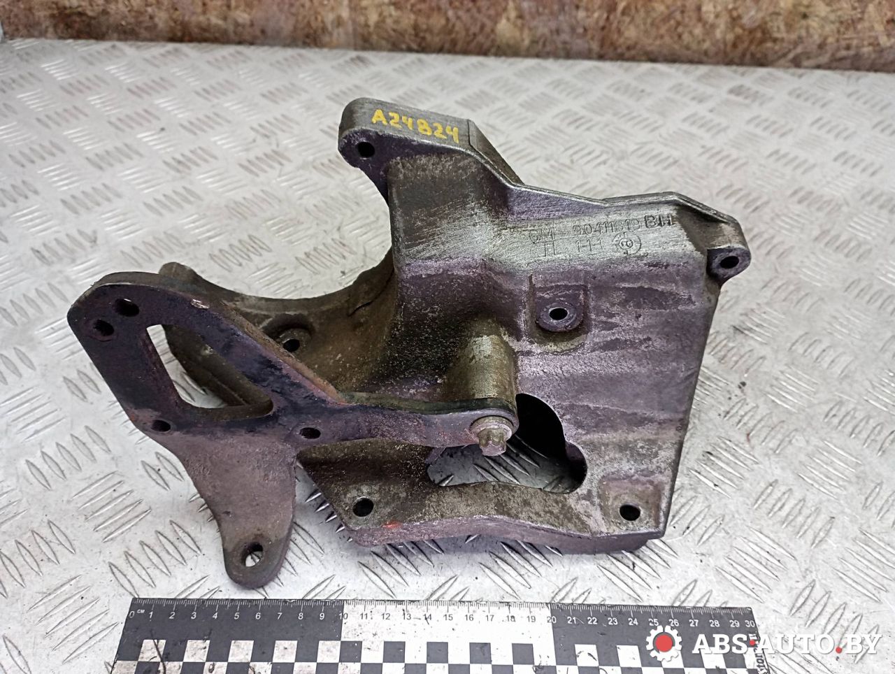 кронштейн компрессора кондиционера Opel Omega B 1999, 2.0 л., бензин, 90411819 - фото №1