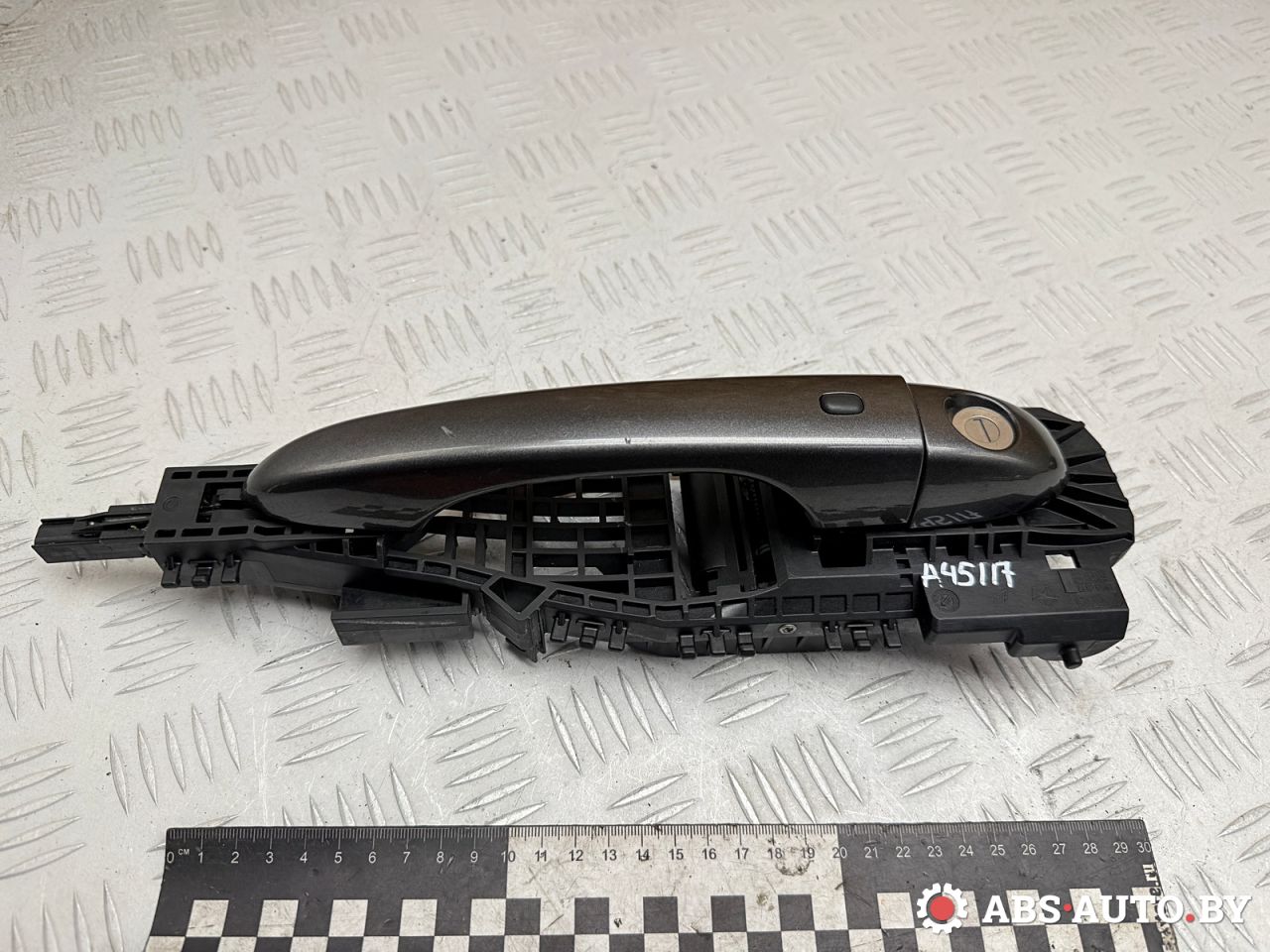 ручка наружная Jeep Cherokee 5 поколение 2016, 2.0 л., EBT, дизель, АКПП, внедорожник 5 дв., 68084837, 68082687, 68082689, 57828B, 68082687AD, P68082687AD - фото №1