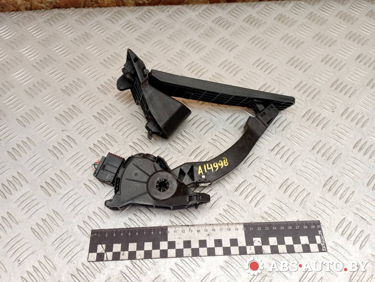 педаль Kia Sorento 2 поколение 2010, 2.2 л., дизель, МКПП, полный привод, правый руль - фото №1