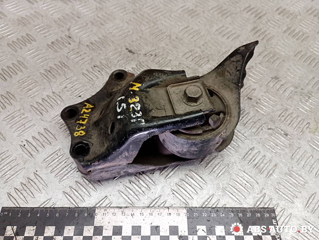 подушка крепления двигателя Mazda 323F BA 1997, 1.5 л., бензин, BC1D39040 - фото №1