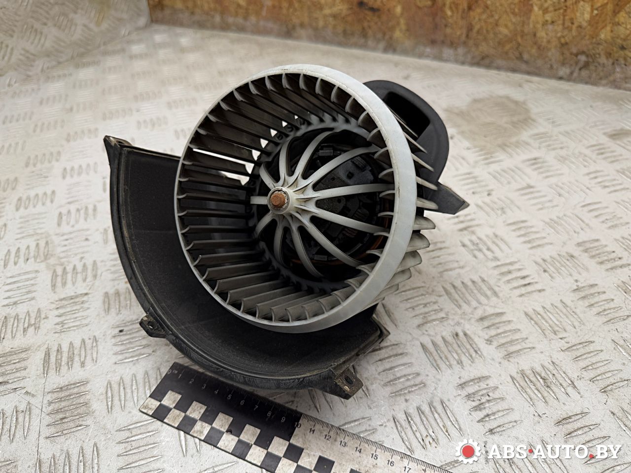 моторчик печки Volkswagen Touareg 1 поколение 2006, 2.5 л., BAC, дизель, МКПП, внедорожник 5 дв., 17360057, 7L0820021L, 2H1820021, 2H1820021A, 2H1820021B, 2H1820021C, 4L1820021, 4L1820021A, 4L1820021B, 7L0820021, 7L0820021D, 7L0820021H, 7L0820021M, 7L0820021Q, 7L0820021R, MZZ0181CD, MZZ0181EJ, MZZ0181GS, MZZ0181RE, MZZ0181WB, MZZ0181YD, MZZ0181WA, 95557234200, 95557234201, 95557234202, 202N10104Z - фото №1