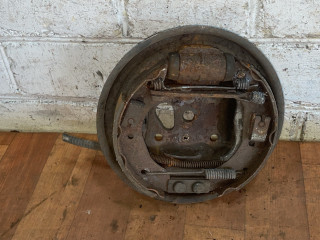 защитный кожух тормозного механизма Ford Fiesta 3 поколение 1991