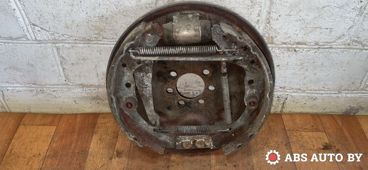 защитный кожух тормозного механизма Volkswagen Passat B3 1990 - фото №1