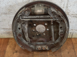 защитный кожух тормозного механизма Volkswagen Passat B3 1990