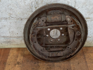 защитный кожух тормозного механизма Volkswagen Golf 3 поколение 1995