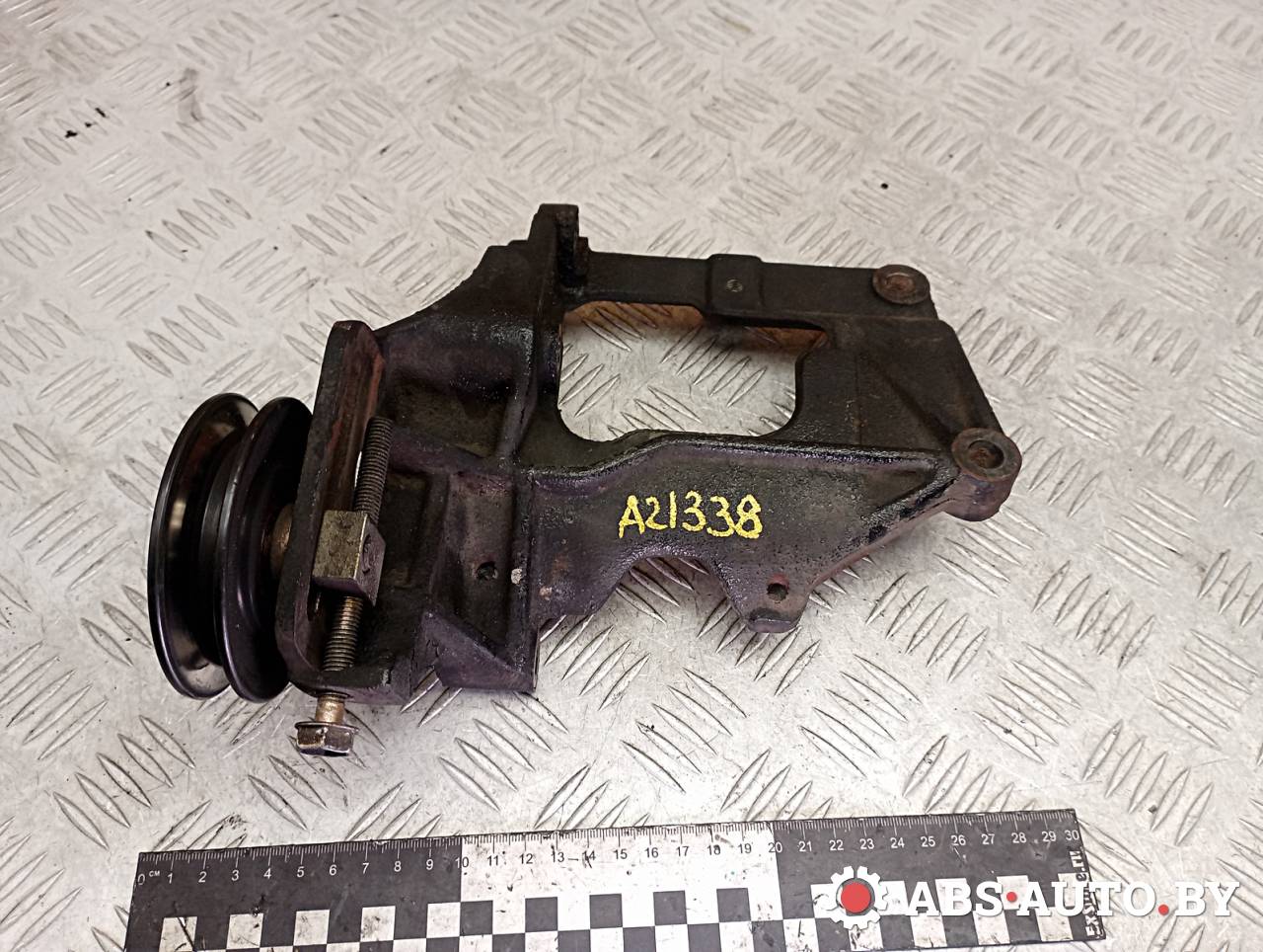 кронштейн компрессора кондиционера Mitsubishi Pajero 3 поколение 2002, 3.2 л., дизель, МКПП, внедорожник 3 дв., MR398428, MB918552, MB568934 - фото №1