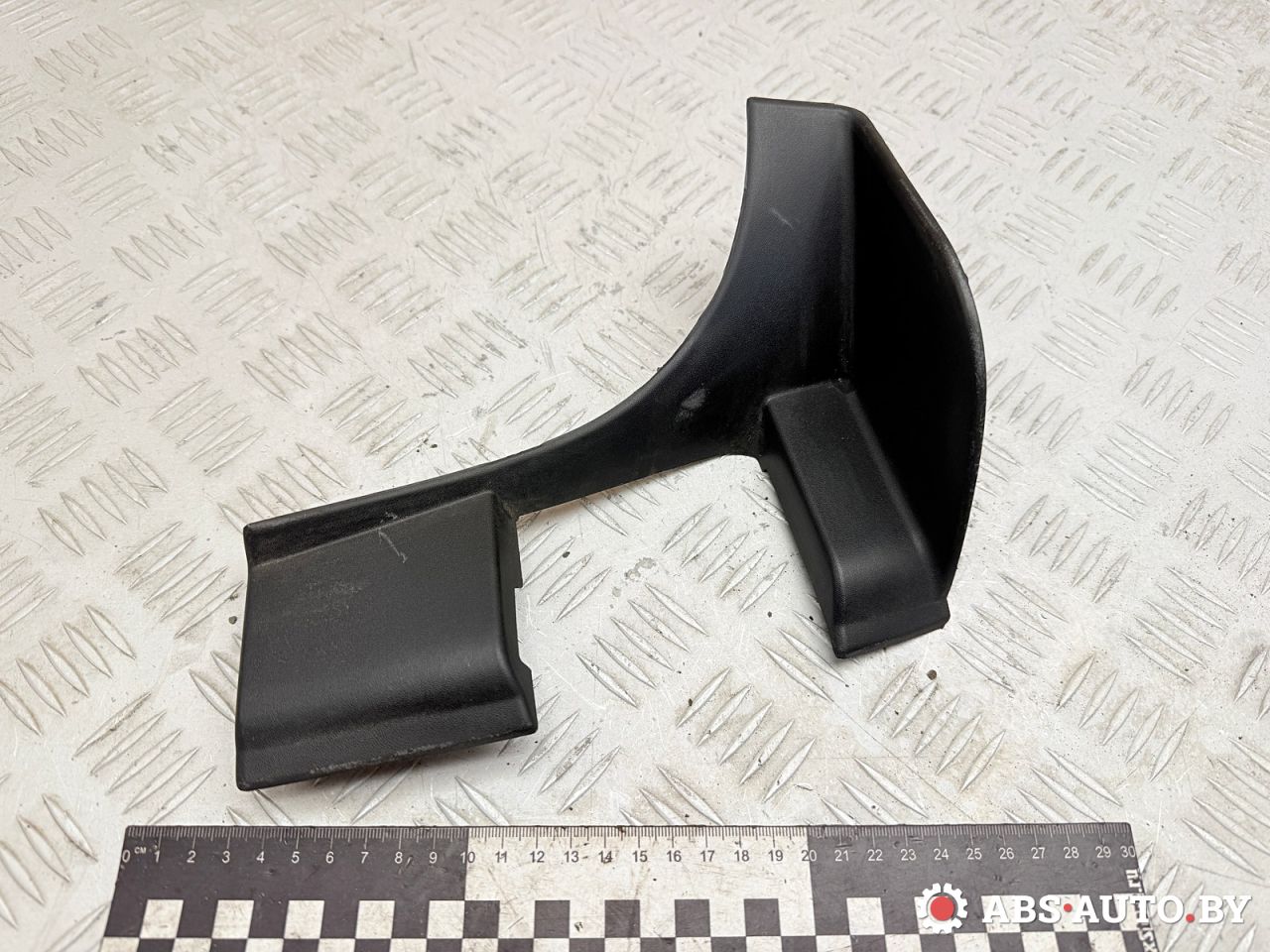 накладка петли багажника левая Volkswagen Touareg 1 поколение 2006, 3.0 л., BKS, дизель, АКПП, внедорожник 5 дв., полный привод, 7L6867437F - фото №1